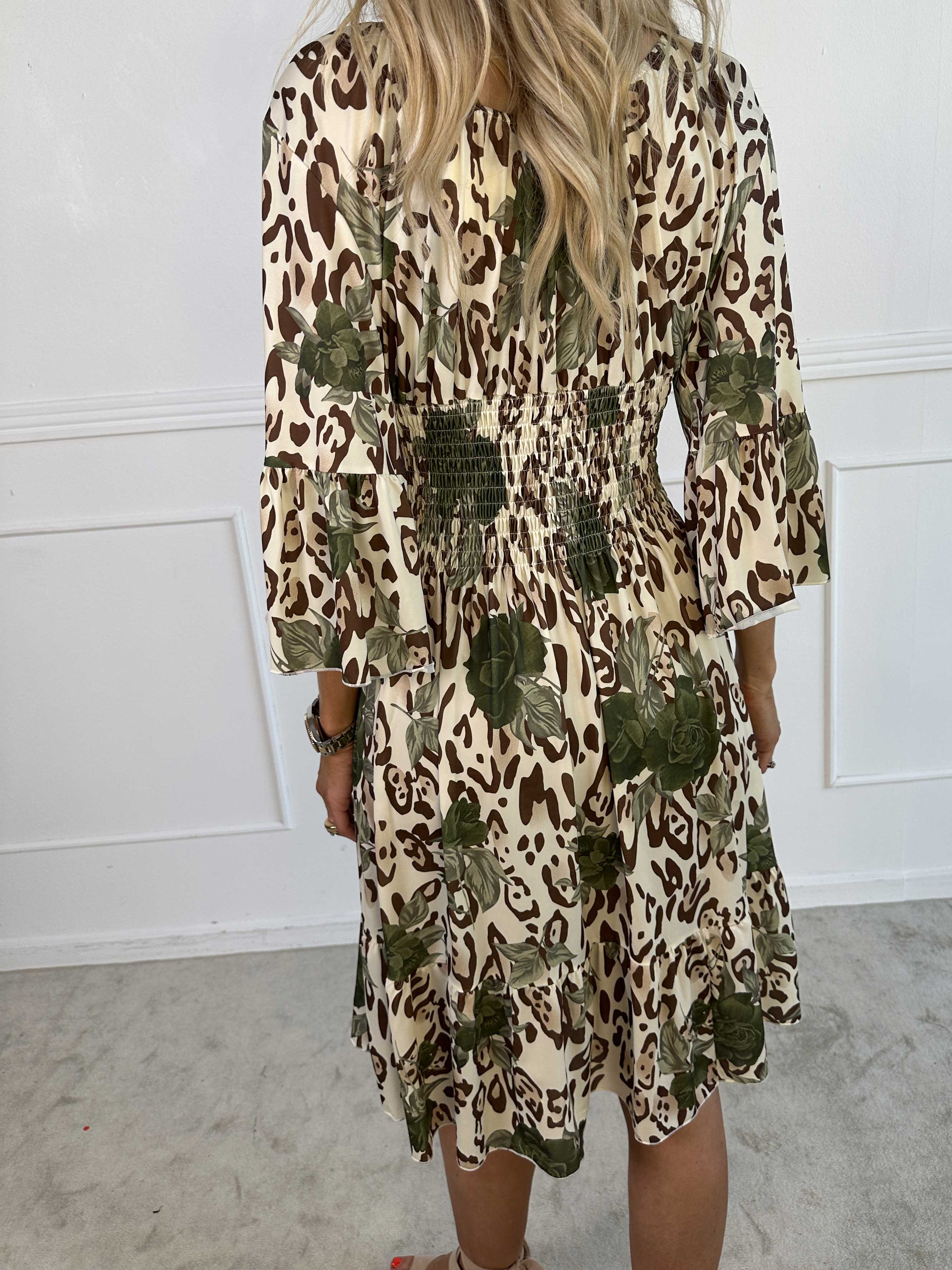 Flora Leo - Sød kjole i elastisk stof og smock i taljen